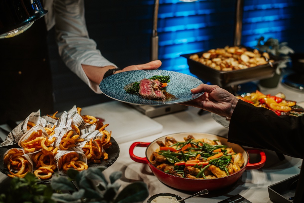Live cooking — šéfkuchař servíruje roast beef