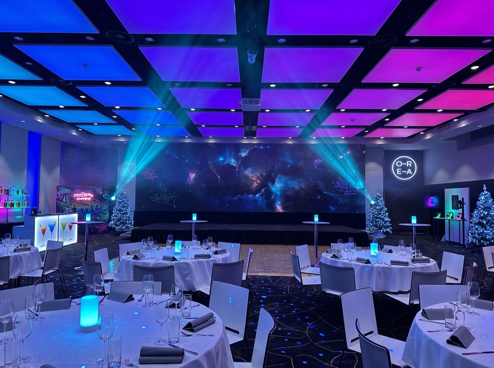OREA Congress Hotel Brno v motivu Networking Festival — nebula na LED stěně, barevně nasvícený strop, bar a bistro stolky